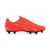 Championes de fútbol Puma Vitoria FG/AG color naranja con detalles plateados y suela negra con tapones.