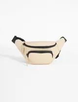 Riñonera de cuero sintético en color beige con dos bolsillos frontales y cierre.