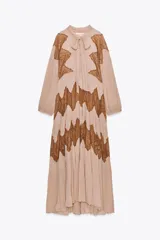 Vestido midi color beige con detalles de encaje marrón, cuello alto con lazo, escote pico, manga larga y botones frontales.