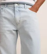 Pantalón de jeans celeste, corte slim, con bolsillos delanteros y traseros, trabillas en la cintura y cierre tradicional con botón y cremallera.