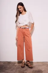 Pantalón jean color verde oliva, de corte wide leg y tiro medio.
