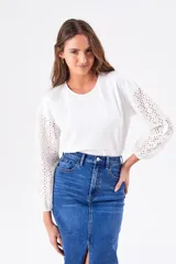 Remera blanca de algodón con mangas largas abullonadas de broderie.