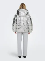 Campera puffer plateada con capucha, cierre frontal con cremallera y botones a presión, bolsillos delanteros con solapa y cordón ajustable en el dobladillo.