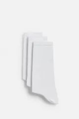 Pack de tres pares de calcetines blancos de corte medio, con tejido acanalado y puño elástico.