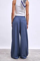 Pantalón palazzo marrón de tiro alto con cintura elastizada y cordón ajustable.