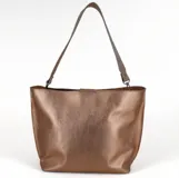 Cartera tipo hobo de cuero color marrón oscuro con acabado metalizado. Tiene correa de hombro corta y correa bandolera larga regulable.