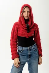 Cuello con capucha tejido a mano con lana merino color rojo, con patrón de punto y hebilla de cuero genuino.