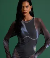 Vestido midi de tul con forro, estampado abstracto estilo manchado, cuello redondo, manga larga y encaje en el lateral.
