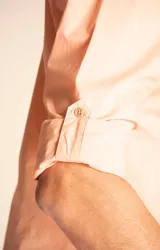 Camisa amarilla de algodón orgánico, manga larga con botones de madera, cuello italiano, calce regular, bolsillo de pecho con logo bordado.