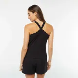 Camiseta de tirantes negra con cuello halter cruzado y detalle de ondas en el escote.