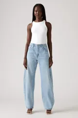 Pantalones de jean celeste con corte amplio, tiro alto y apliques de strass.