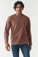 Remera de manga larga color marrón con cuello redondo y logo bordado en el pecho.