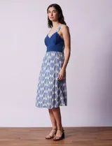 Vestido midi de modal estampado con breteles finos, escote en V y detalle de crochet en el corpiño. Espalda con punto smock.