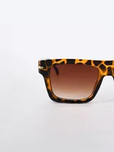 Lentes de sol con montura rectangular de acetato con estampado animal y lentes degradadas color marrón.