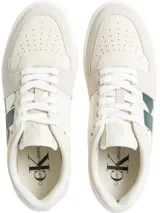Zapatillas urbanas Calvin Klein Jeans color blanco con detalles en gris y logo CK en verde oscuro.