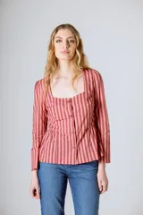 Blusa color rosa con rayas verticales color borgoña, de corte peplum, escote cuadrado y mangas largas abullonadas.