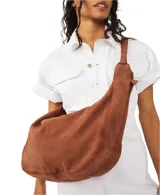 Bolso hobo de gamuza color marrón con correa de hombro ajustable y cierre superior con cremallera.