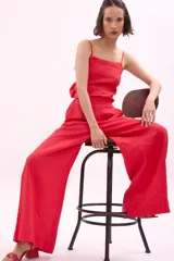 Pantalón de lino rojo de corte palazzo con lazo en la cintura.