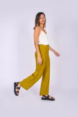 Pantalón verde musgo de tiro alto y pierna ancha, con bolsillos laterales.