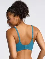 Bralette de lycra negro sin aro, marca Montelle. Tiene copa interna removible, breteles fijos regulables y broche trasero de tres posiciones.