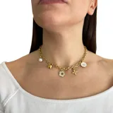 Collar dorado de cadena gruesa con dijes colgantes de acero y nácar blanco: perla, corazón, flor, trébol y círculo con logo.