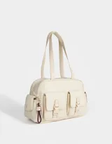 Cartera bowling negra de tela deportiva con manijas superiores y cierre superior. Tiene doble bolsillo frontal con hebilla, bolsillos laterales con broche y charm lateral.