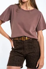 Remera marrón de algodón peinado, corte clásico y mangas cortas.