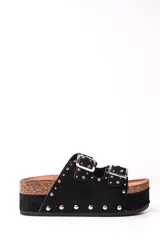 Sandalia de plataforma color negro con dos tiras gruesas con hebillas plateadas y apliques de tachas plateadas.