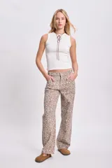 Pantalón de jean de corte recto con estampado animal print en tonos beige y marrón.