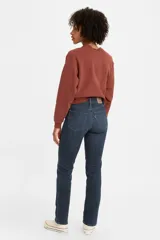 Jeans Levi's® 314 Shaping Straight de tiro medio, corte ajustado en cadera y muslos, y pierna recta. Confeccionados con tecnología Tummy-Slimming y Levi's® Sculpt Hypersoft para mayor comodidad y ajuste.