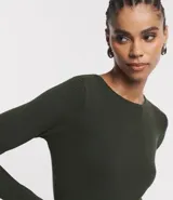 Suéter de punto color verde, con cuello barco, mangas largas y textura acanalada.