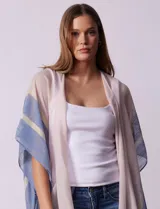 Kimono Barrington con estampado de rayas horizontales en tonos azul, rosa y dorado.