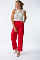 Musculosa blanca de encaje con cuello redondo y sin mangas.