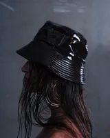 Piluso reversible de charol negro, diseño clásico y de alta calidad.
