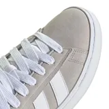 Championes Adidas Grand Court Alpha, color gris con detalles en blanco, inspirados en el tenis de los años 80. Confeccionados en material sintético tipo nobuk, con las tres tiras de Adidas en los laterales y entresuela Cloudfoam.