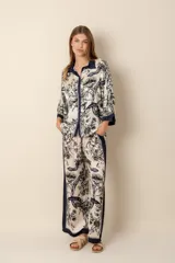 Pantalón palazzo estampado en tonos blanco y negro con detalles en azul marino.