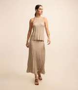 Pollera midi color beige de punto acanalado con hilo metalizado.