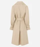 Trench coat largo color beige, de gabardina, con cuello con solapas, doble botonadura, lazo en la cintura, mangas largas con cintas en los puños y bolsillos delanteros.