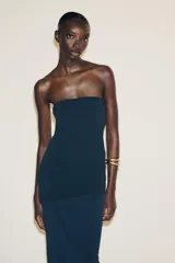 Vestido midi azul petróleo de escote recto y hombros descubiertos. Tejido combinado a tono.