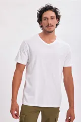 Remera de manga corta con cuello en V, color blanco, de corte estándar.