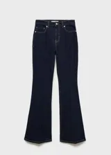 Pantalón de jean azul oscuro, de tiro medio, corte ajustado en la cadera y muslos, y acampanado desde la rodilla. Tiene cinco bolsillos, cierre frontal con cremallera y botón, y trabillas para cinturón.