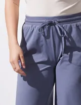 Pantalón jogger wide leg color azul grisáceo, con pretina ancha elastizada y lazo de ajuste.