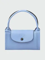 Bolso tote Longchamp modelo Le Pliage Cuir, confeccionado en cuero color rojo, con doble asa corta superior y correa larga extraíble.