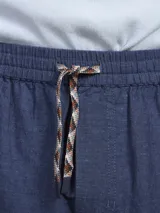 Pantalón jogger color gris claro confeccionado en mezcla de lino y algodón. Diseño liviano, fresco y cómodo, con calce comfort y cintura elástica con cordón ajustable.