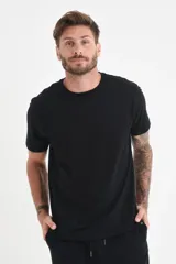 Remera básica de hombre, color negro, de manga corta y cuello redondo.