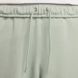 Pantalón largo Nike Club Ft Oversized de hombre, color verde claro, con cintura elástica y logo pequeño bordado en blanco.