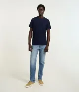 Pantalón de jeans slim fit con lavado claro, bolsillos delanteros y traseros, y cierre con botón y cremallera.