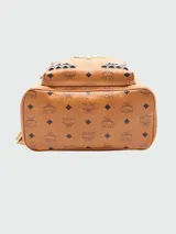 Mochila de lona revestida con estampado, adornada con tachas metálicas, color tostado.