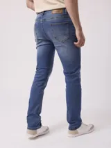 Pantalón de jean azul de corte recto.