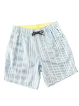 Short de baño de largo medio, con estampado de rayas verticales en tonos celeste y blanco. Posee cintura elástica con cordón de ajuste negro y forro interior amarillo.